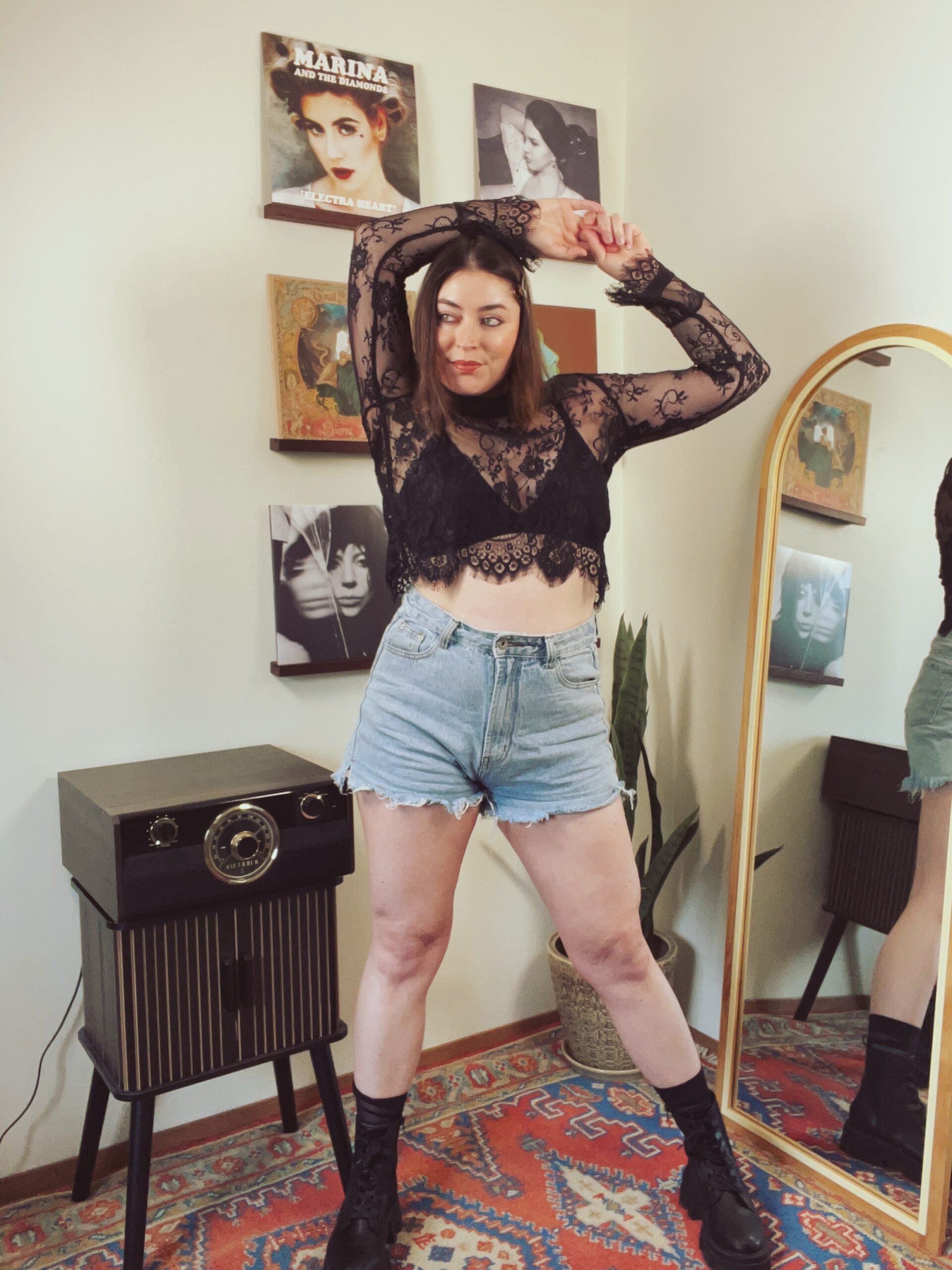 Nail Summer Grunge in a Black Lace Top